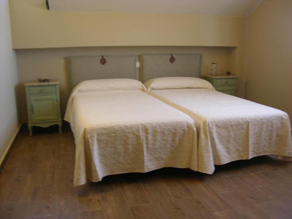Albus Albi Guest House Colmenar del Arroyo ภายนอก รูปภาพ